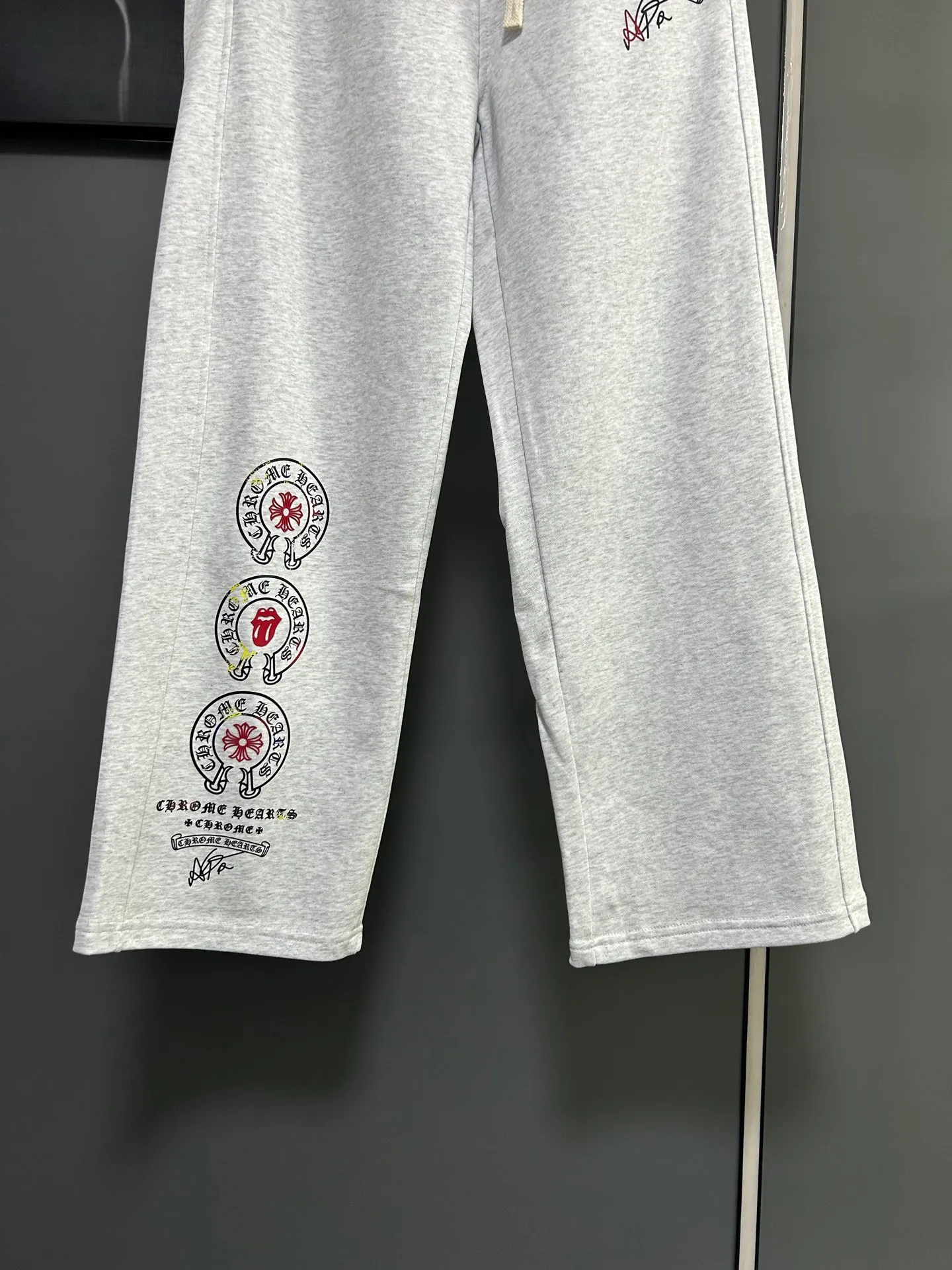 P220 Chrome Hearts 25 new colorful cross-mark loose straight trousers 2025 autumn and winter new embroidered elastic band casual trousers, customized fabrics at the counter. Made of 400g high-version terry fabric, with high breathability and comfort, impeccable details, no pilling and no deformation, brand element design concept, reflecting high quality. It feels delicate and soft! It presents casual tailoring, the same style for men and women, and the upper body shape is awesome! Size: S M L XL Color: Black Gray